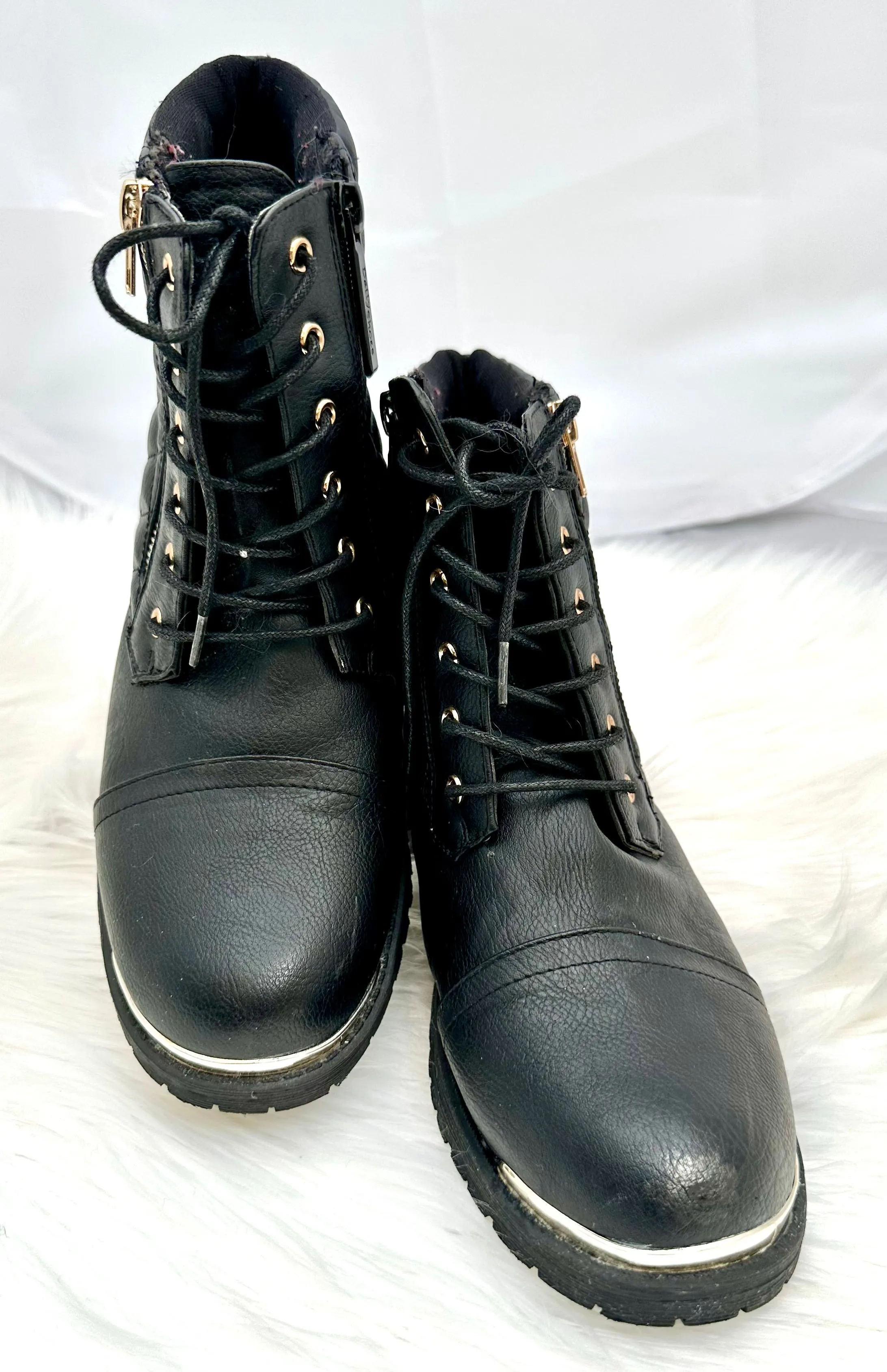 DAILY SHOES WOMENS BOOTS size 9 pre-owned